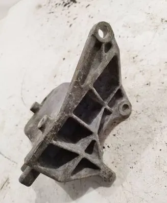 Subaru Legacy Engine mounting bracket