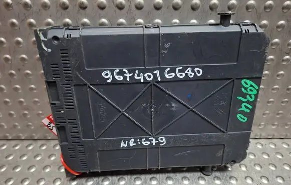 Peugeot 207 Fuse module S26312679 9674016680