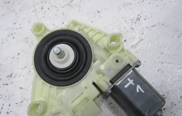 Mercedes-Benz C W205 Front door window regulator motor A2059060113
