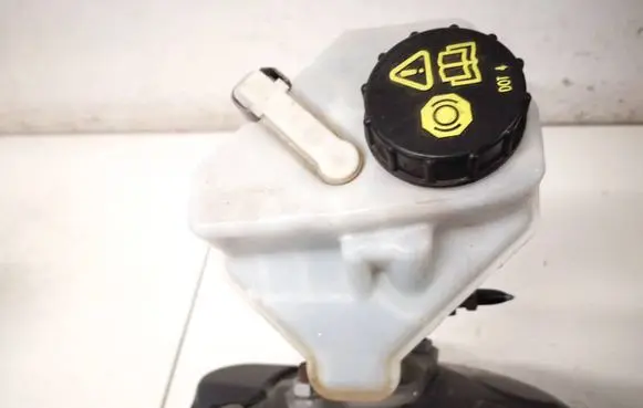 Brake fluid reservoir