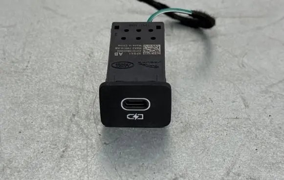 Land Rover Range Rover Velar USB socket connector R8A219010AB