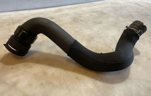 Coolant pipe/hose