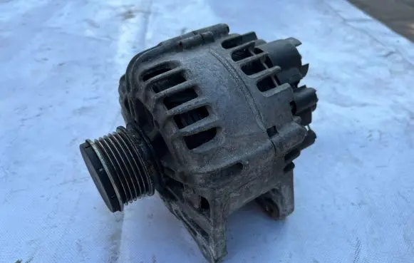 Renault Clio IV Generator/alternator 231001318R