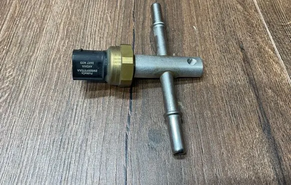 Jaguar F-Type Fuel pressure sensor 8W839F972AA