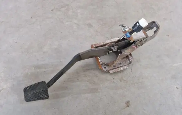 Mitsubishi L200 Brake pedal