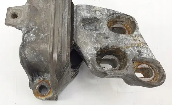Mercedes-Benz A W176 Engine mounting bracket 26008326