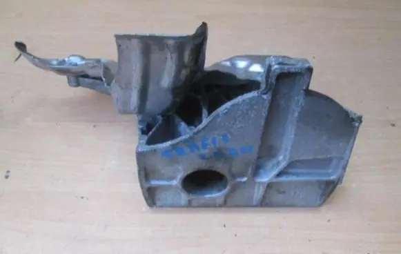 Opel Vivaro Engine mounting bracket