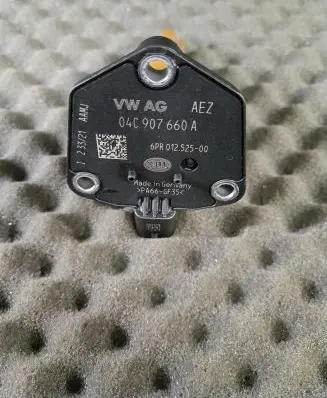 Volkswagen Golf VIII Oil level sensor 04C
