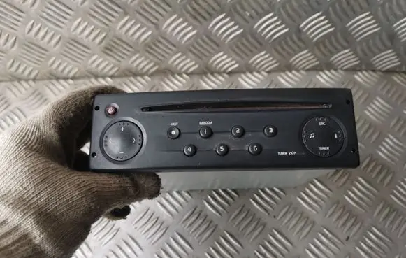 Renault Trafic II (X83) Radio/CD/DVD/GPS head unit 7700433948