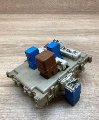 Nissan Almera N16 Fuse module 243505M300 0927001