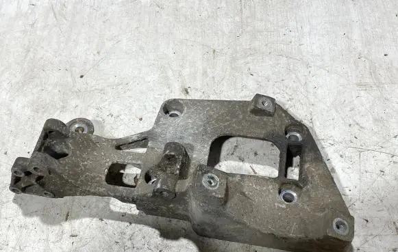 Volkswagen PASSAT B6 Generator/alternator bracket 06f903143f