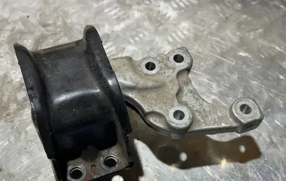 Citroen DS4 Engine mount bracket 9677189880