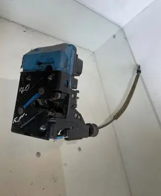Volvo V70 Front door lock 8650544
