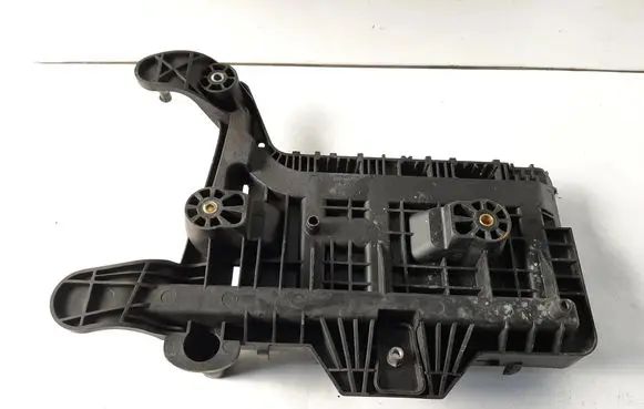Volkswagen PASSAT B7 Battery box tray 1K0915333