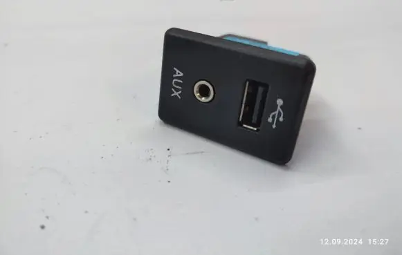 Nissan X-Trail T32 AUX in-socket connector 795405004
