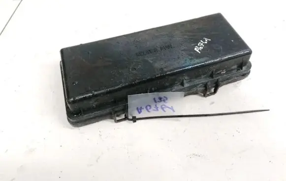 Toyota Previa (XR30, XR40) II Fuse box cover 8267228040 82672-28040