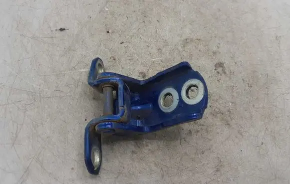 Nissan X-Trail T31 Rear door lower hinge A047749