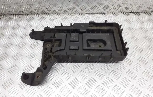 Volkswagen PASSAT B6 Battery box tray 1K0915333