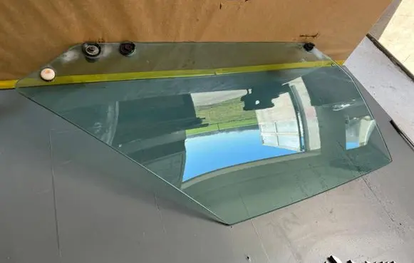 Chevrolet Corvette Front door window/glass (coupe) 