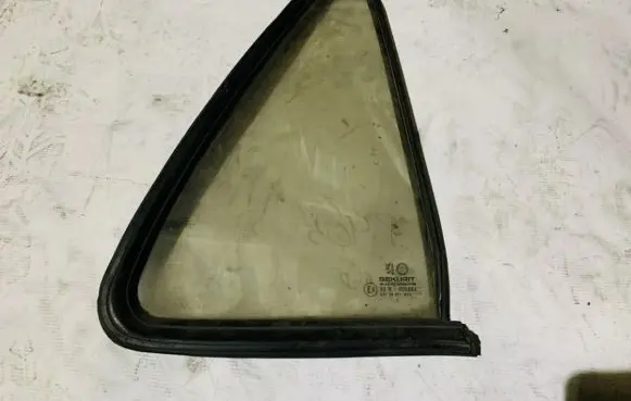 Peugeot 405 Rear vent window glass 