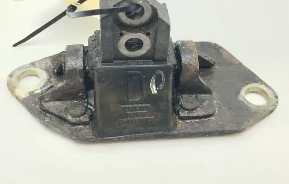 Volvo S60 Engine mount bracket 8624757