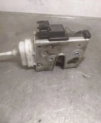 Audi A4 S4 B5 8D Front door lock 8D1837016E