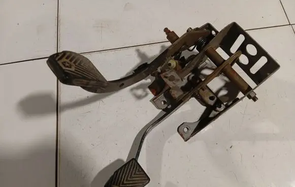 Chrysler PT Cruiser Brake pedal 