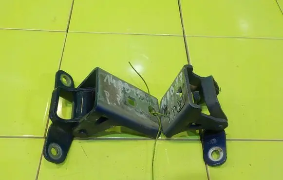 Opel Meriva B Front door upper hinge PRZOD