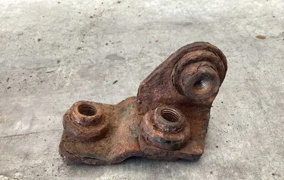 Engine mounting bracket