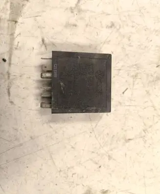 Audi A4 S4 B5 8D Window wiper relay 4B0955531A C211098 72WA401