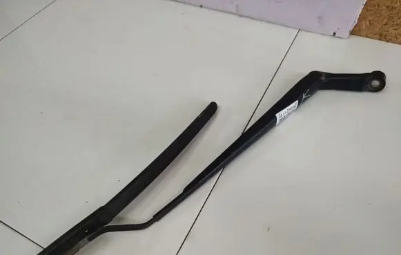 Toyota Corolla Verso AR10 Front wiper blade arm 
