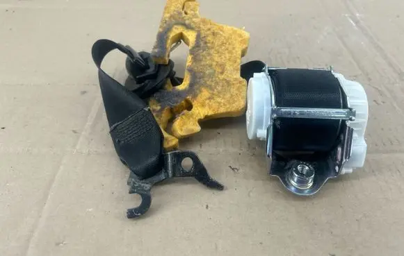 BMW 3 E90 E91 Front seatbelt 33059849
