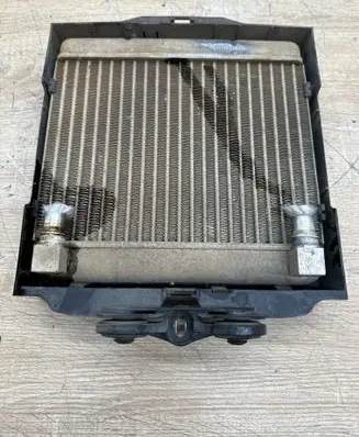 BMW 5 GT F07 Engine oil radiator 7572542 P8413002