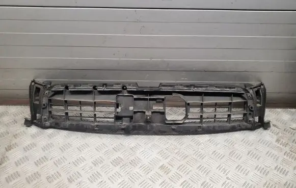 Audi A7 S7 4G Front bumper upper radiator grill 4G8807233