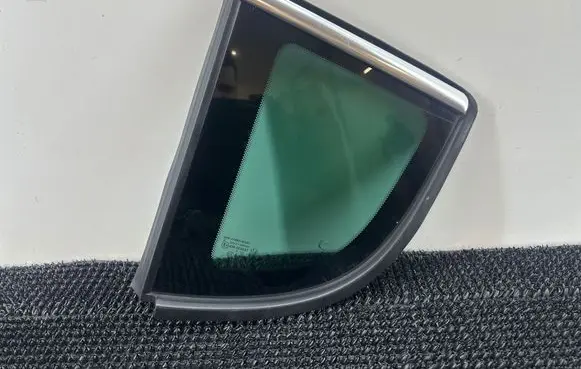 Peugeot 3008 I Rear side window 43R004523