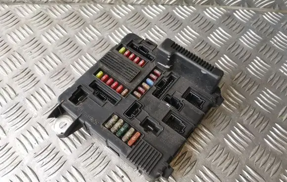 Renault Scenic II - Grand scenic II Fuse module 8200306032A S118399200D