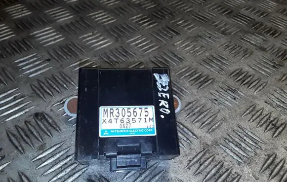 Mitsubishi Pajero Door central lock control unit/module MR305675 X4T63571M