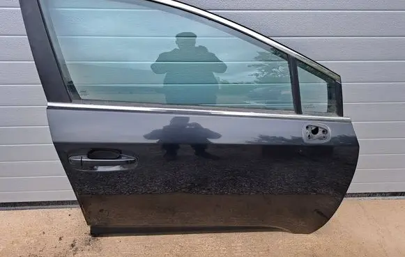 Toyota Avensis T270 Front door 