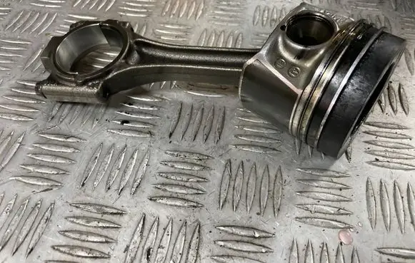 Volkswagen PASSAT B8 Piston with connecting rod
