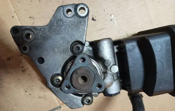 BMW 5 E39 Power steering pump 2247556 3242