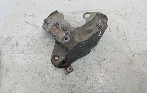 Volkswagen PASSAT B5 Engine mounting bracket 4B0199352A