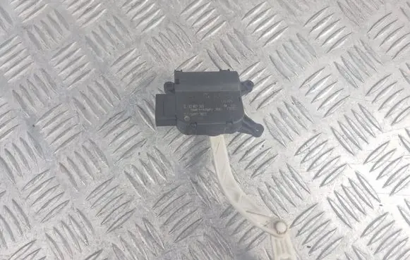 Volkswagen Golf V Air flap motor/actuator 0132801363 CZ1168802872 170305