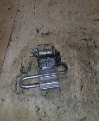 Audi A6 S6 C6 4F Rear door lower hinge 8E0833411