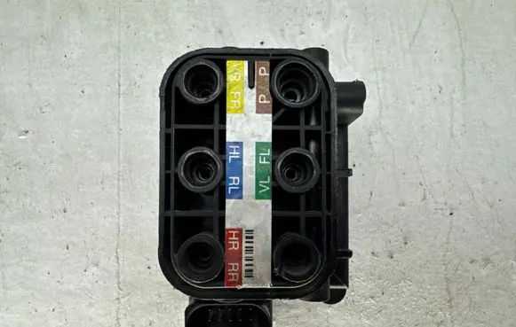 Mercedes-Benz C W205 Air suspension valve block A0993200058 A361515 A6CF30PDN