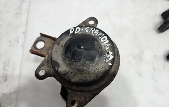 Mitsubishi Grandis Engine mount bracket