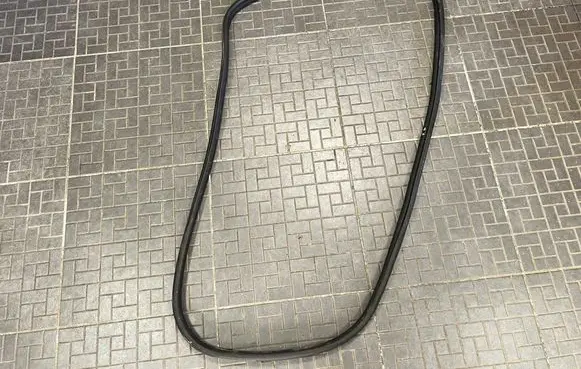 Jeep Grand Cherokee WL Rear door rubber seal (on body)
