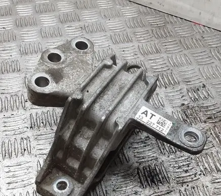 Opel Insignia A Engine mount bracket 13227712 2107731