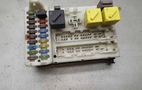 Ford Mondeo MK II Fuse module 93BG14K150AD