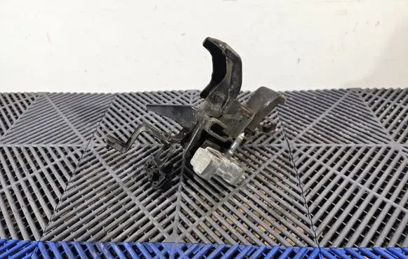 Lexus CT 200H Engine mount bracket
