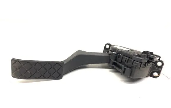 Accelerator throttle pedal